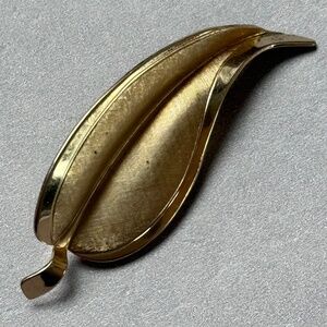 VINTAGE GIOVANNI Brooch Leaf Gold Polished Brushed Metallic